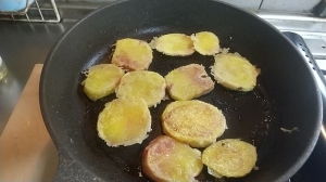 焼き天ぷらの素、フライパンに大さじ３の油で焼く